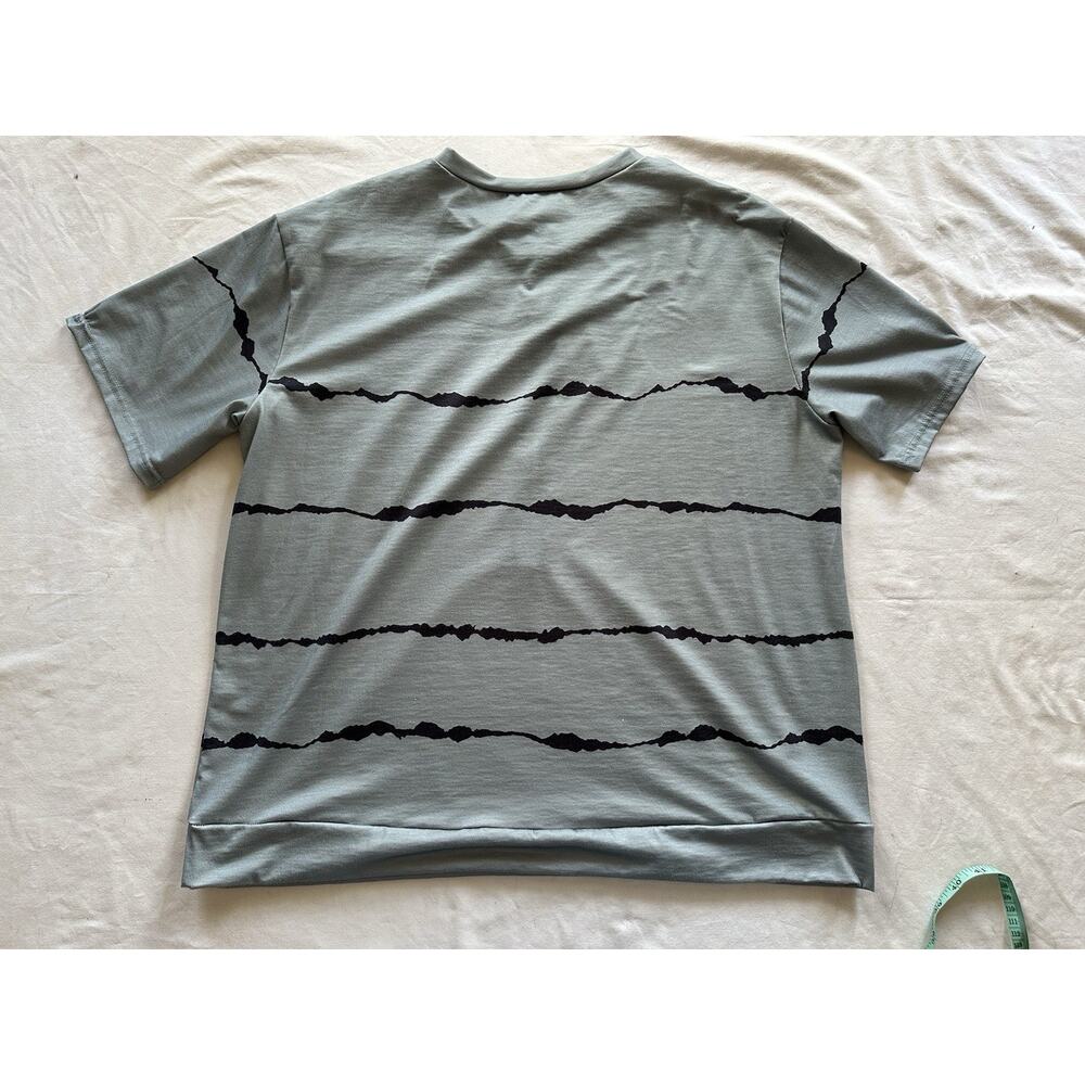 Modern Streetwear Zip Front Tee – Abstract Stripe – Approx M/L – 22” P2P